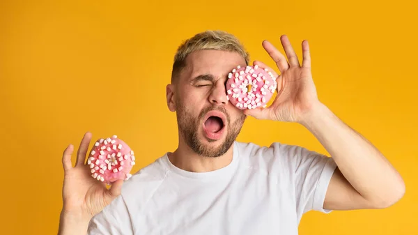 陽気な男は穴のドーナツを見て,パノラマ — ストック写真