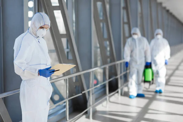 Head of the coronavirus protection team allocates places for disinfection — Stock Photo, Image