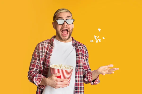 Spaventato ragazzo in 3d bicchieri gettato popcorn — Foto Stock