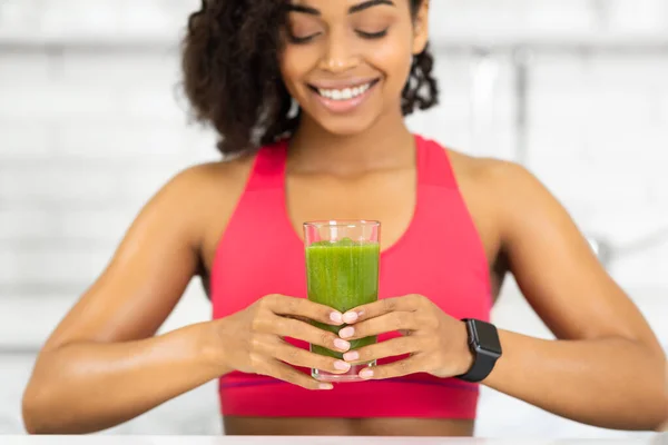 Apto Afro Girl Beber Delicioso Detox Smoothie — Fotografia de Stock