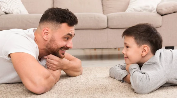 Niño lindo y hombre guapo mirándose el uno al otro — Foto de Stock