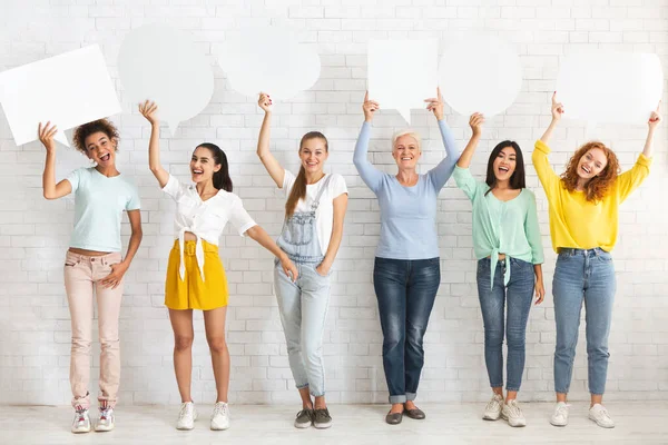 Κυρίες κρατώντας κενές φυσαλίδες ομιλίας στέκεται πάνω από λευκό τοίχο εσωτερικούς χώρους — Φωτογραφία Αρχείου