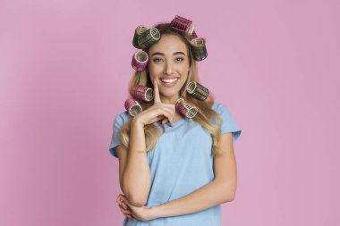 Bukleli güzel kız parmağını yanağına koydu.