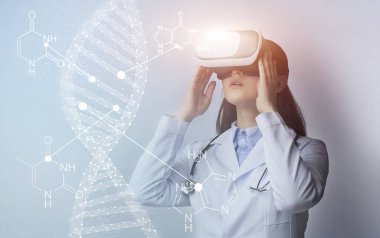 Yüksek teknoloji ilaçları. VR kulaklık kullanan genç bir doktor, simülatör arayüzünde DNA molekülleri olan bir kolaj. Panorama