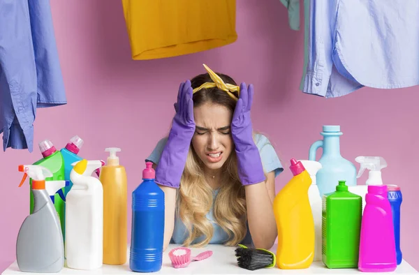 Traurige Millennial-Hausfrauen haben Kopfschmerzen bei den Hausaufgaben — Stockfoto