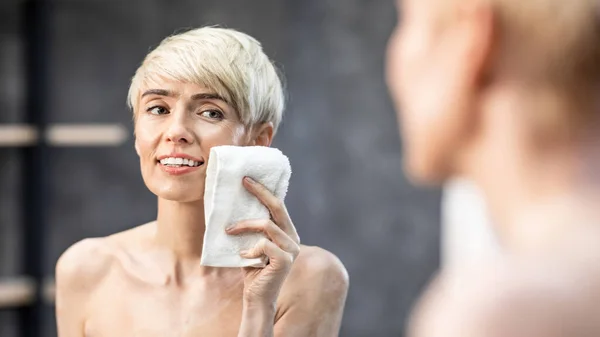 파노라마, 집의 욕실에서 타월을 사용하여 얼굴을 닦는 여자 — 스톡 사진