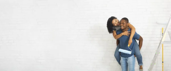 Family having fun. Husband holds wife on his back — Stock Photo, Image