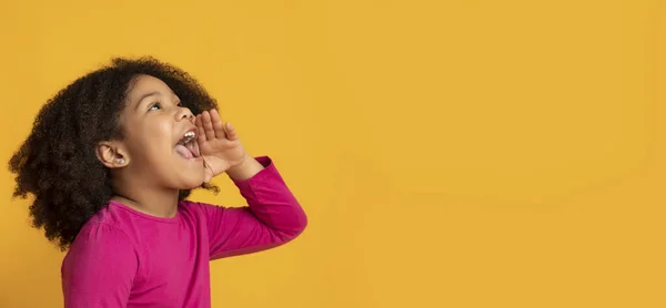 Linda menina afro-americana gritando no espaço cópia, fazendo anúncio — Fotografia de Stock