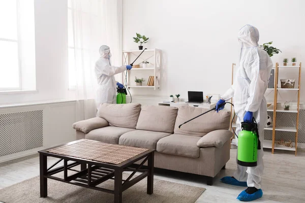 Επαγγελματικός καθαρισμός με απολυμαντικό σπρέι για όλο το σπίτι — Φωτογραφία Αρχείου