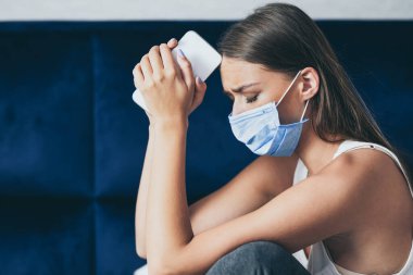 Depresyondaki Maskeli Kız Telefonu Kapalı Kapalı Yatakta Oturuyor