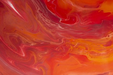 Pürüzsüz kırmızı lekeler sıvı dökme tekniği.