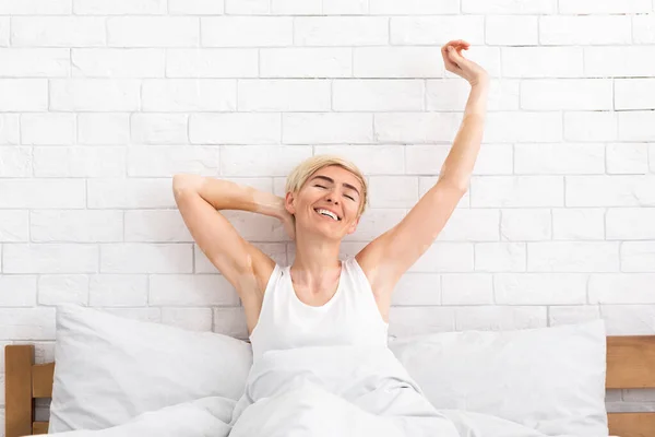 Ελκυστική ώριμη γυναίκα που ξυπνάει ευτυχισμένη το πρωί — Φωτογραφία Αρχείου