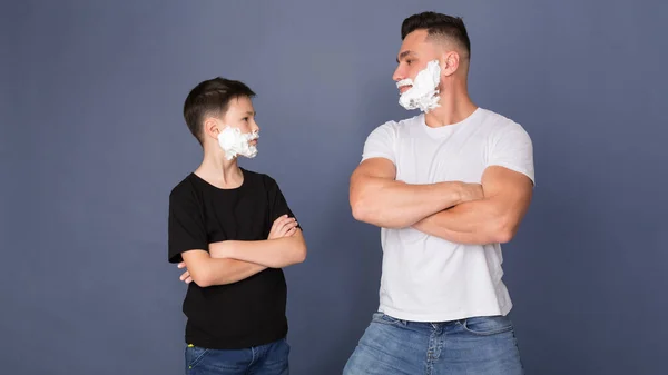 Vater und Sohn mit Rasierschaum in den Gesichtern — Stockfoto