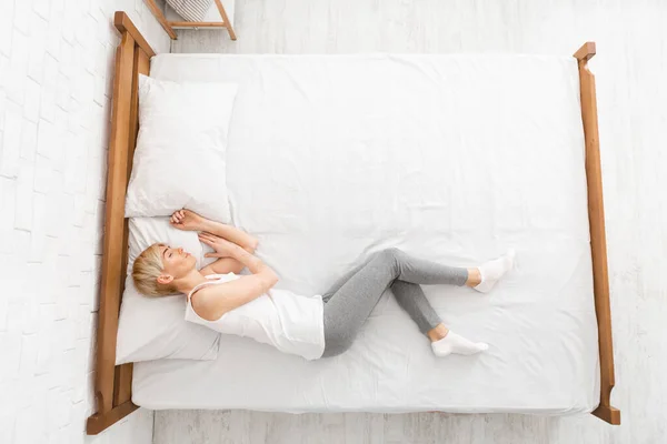 Top pohled na dospělé ženy spí v posteli doma — Stock fotografie