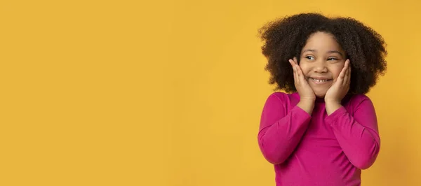 Adorável menina negra tocando seu rosto em emoção — Fotografia de Stock