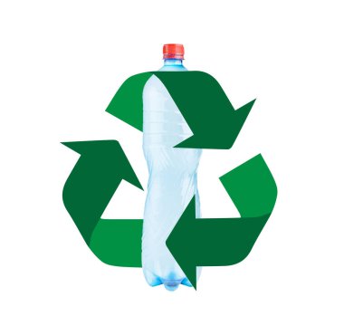Atık toplama. Beyaz arka planda plastik şişe ve geri dönüşüm sembolü, yaratıcı kolaj