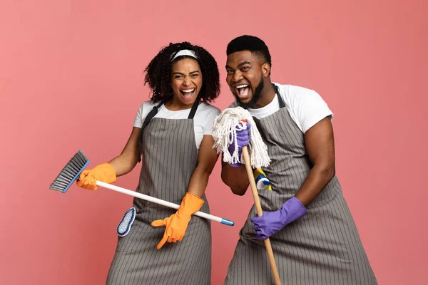 Playful Black Couple Using Mop As Microphones, Having Fun During Spring-Cleaning — Stock Photo, Image