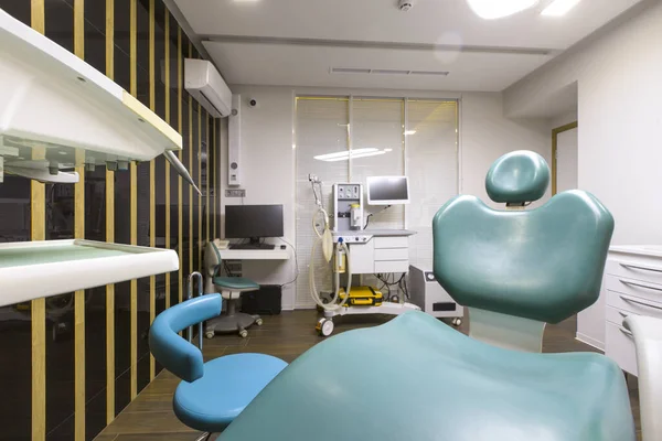 Vista sobre crianças cadeira de dentista em quarto moderno bem equipado — Fotografia de Stock
