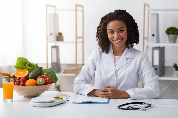 Atractiva nutricionista femenina posando en su oficina moderna —  Fotos de Stock