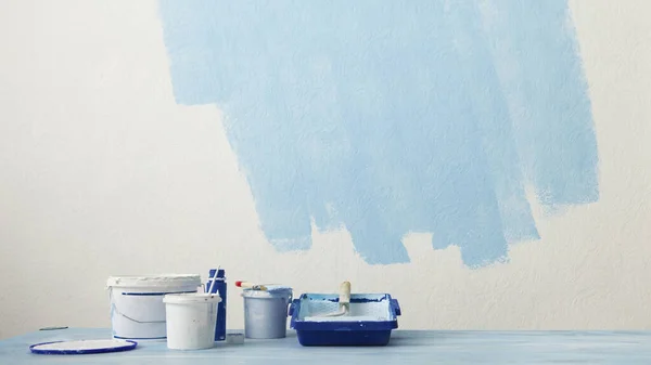 Paint in bucket and tray by wall — Stock Photo, Image