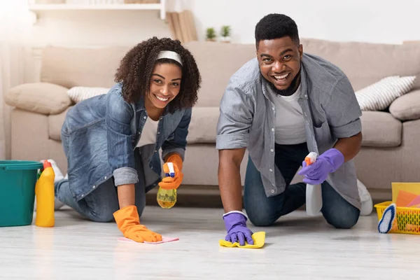 家庭杂务概念。两个黑人夫妻一起在洗衣房里笑 — 图库照片