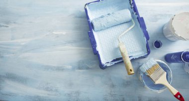 İç yenilenme. Resim için tepsi, silindir ve fırça