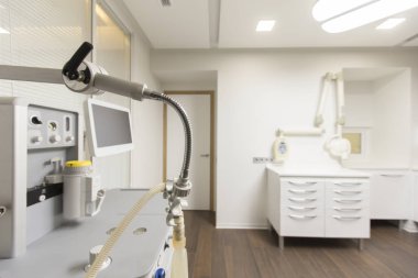 Operasyonlar için modern ekipmanlı dişçi odası