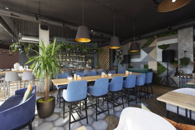 Barda içki şişeleri, restoranda bir bar.