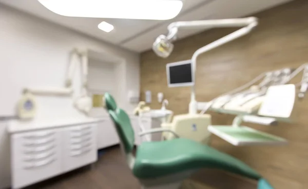 Foto borrada do escritório odontológico moderno com cadeira e monitor — Fotografia de Stock