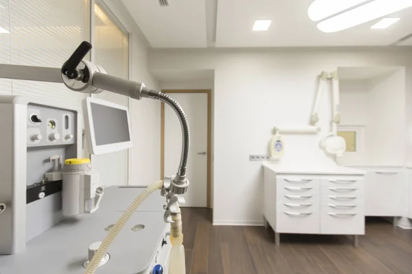 작업을 위한 현대식 장비가 있는 치과 방 — 스톡 사진