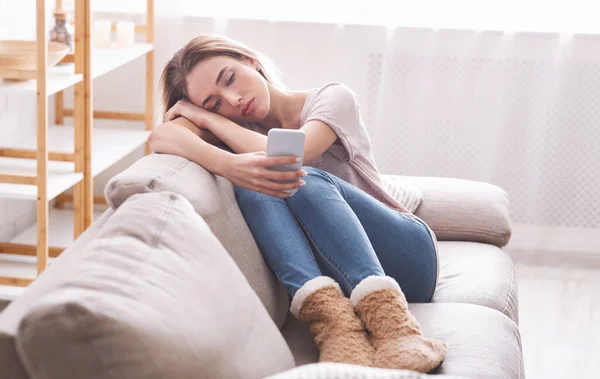 Fille est restée à la maison et tapant sur smartphone — Photo