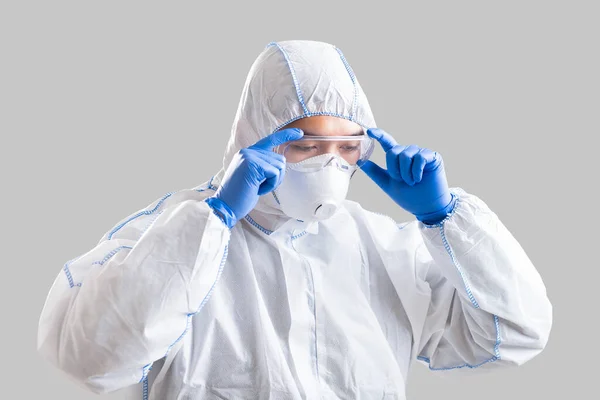Concept de prévention des épidémies. Asiatique homme met sur costume de protection — Photo