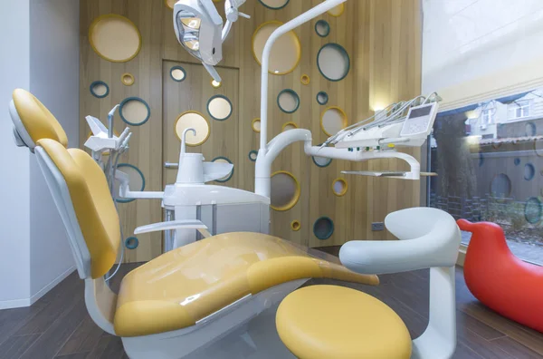 Gros plan de la chaise enfant dans la salle de dentisterie — Photo