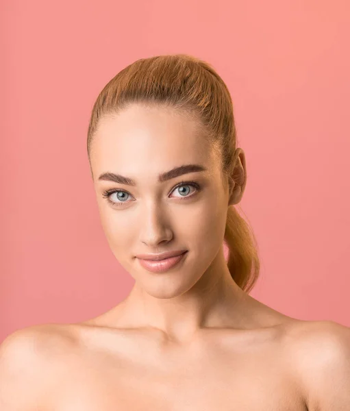 Hermosa chica rubia sonriendo mirando a la cámara, Studio Shot, Vertical — Foto de Stock