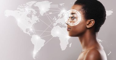 Kişisel bilgi toplama. Afrikalı Amerikalı kadının göz taraması, sanal ekrandaki verilerle kolaj. Boşluk alanı