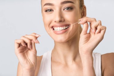 Dişlerini Temizleyen Kız Gri Arkaplanda Duruyor, Stüdyo