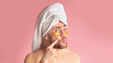 Komik adam aynaya bakar göz bantlarına