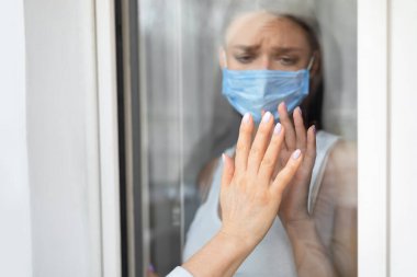 Koruyucu Maskeli Kız Annesinin Eline Cam Kapıdan Dokunuyor