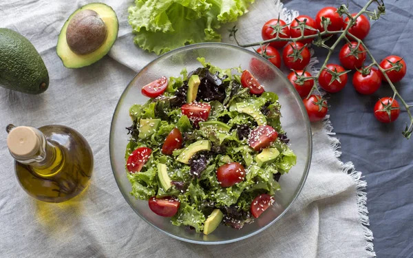 Vista superior de ensalada de verduras en tazón de vidrio en la mesa de la cocina —  Fotos de Stock