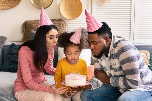 Mezinárodní rodina v čepicích slaví narozeniny dcer — Stock fotografie