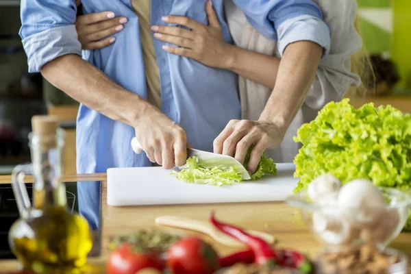 Oigenkännlig make matlagning färsk vitaminsallad hemma — Stockfoto