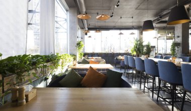 Coronavirüs salgını sırasında içi boş restoran, insan yok.
