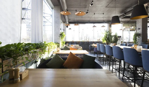 Leeg restaurant interieur terwijl coronavirus pandemie, geen mensen — Stockfoto