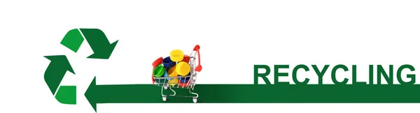 Abfallvermeidung. Kreative Collage mit Einkaufswagen voller Plastikflaschenverschlüsse und Recyclingschild auf weißem Hintergrund — Stockfoto
