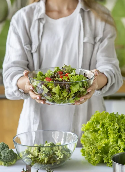 Mutfakta taze salata yapan tanınmayan bir kadın. — Stok fotoğraf
