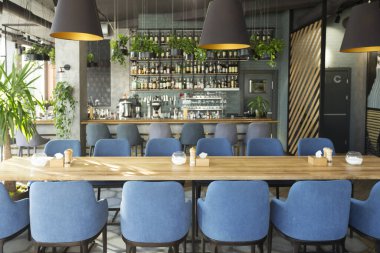 Dinlenecek yeri olan modern kafe ve büyük tezgahlı yemek.