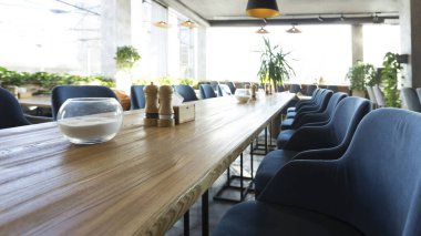 Mavi koltuklu, yemek yediği rahat bir kafe.