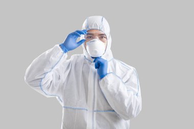 Asyalı adam koruyucu gözlük ve maske takıyor.