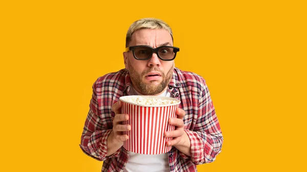 Érzelmi izgalom a film miatt. Vicces fickó, aki popcorn mögé bújik. — Stock Fotó