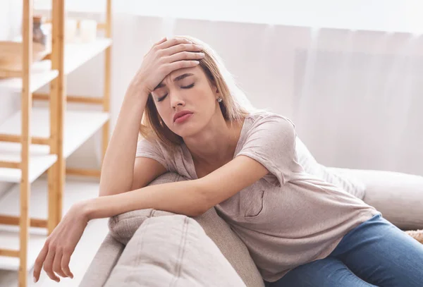 Tjejen mår dåligt. Isolering hemma ensam — Stockfoto